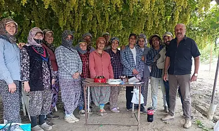 Tarım işçisine üzüm bağında doğum günü sürprizi