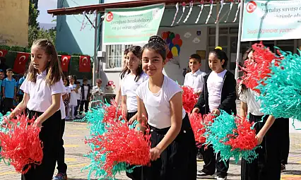 Yahyalı'da yeni eğitim yılı coşkuyla başladı: Minikler sahne aldı