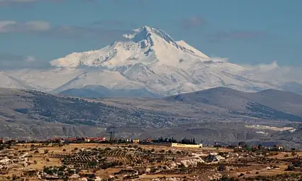Yaz geldi ama Erciyes'te kış bitmedi! Zirvedeki kar kalınlığı şaşırttı