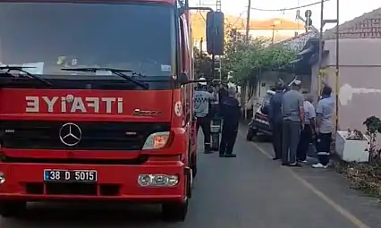 Yol bir anda çöktü! Park halindeki otomobil göz açıp kapayıncaya kadar kayboldu