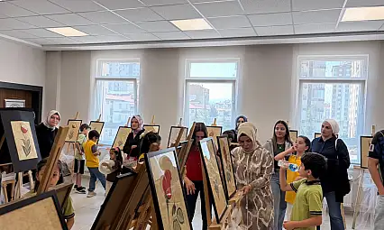 Kayserili minikler ebru eserlerini sergiledi