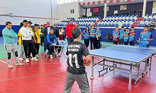 Tomarza'da Cumhuriyet Kupası Masa Tenisi ve Dart Turnuvası yapıldı.