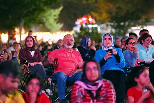 Başkan Çolakbayrakdar 'Neşeli Günler' filmini Fuar 38'de vatandaşlarla izledi