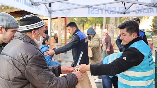 Belediye pişiriyor vatandaş depremzedelere ulaştırıyor
