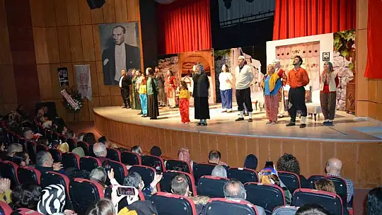 'Gesi Bağları' adlı tiyatro oyununa büyük ilgi