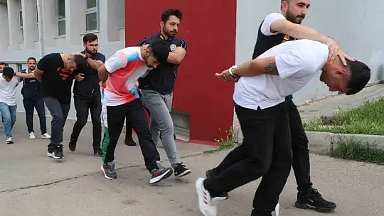 'Sazan sarmalı' yöntemiyle 1 milyon liralık vurgun!