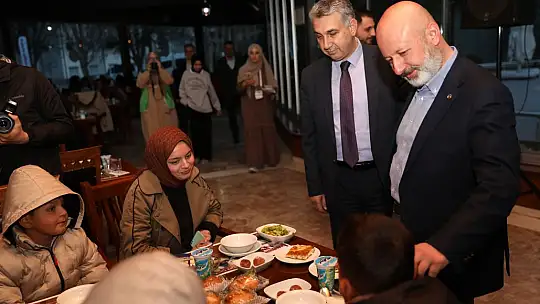 Çolakbayrakdar, iftarda yetim çocuklarla buluştu