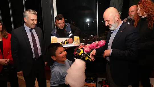 Çolakbayrakdar, iftarda yetim çocuklarla buluştu