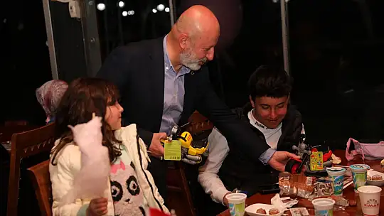 Çolakbayrakdar, iftarda yetim çocuklarla buluştu