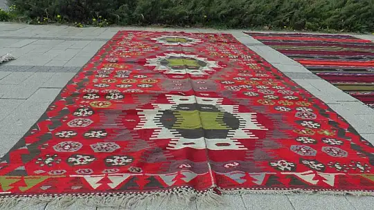 Talas'ta 120 yıllık kilim sergilendi