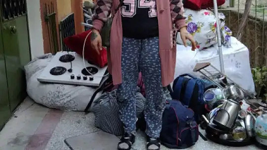 Eşyalarıyla sokakta kaldı