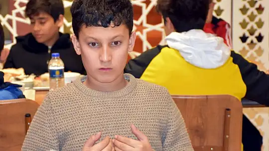 Öğrenci yurtlarında kalan depremzedelerin ilk iftarı