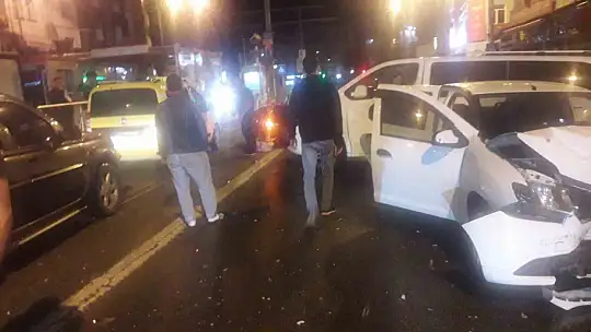 Kayseri'de araçlar birbirine girdi!