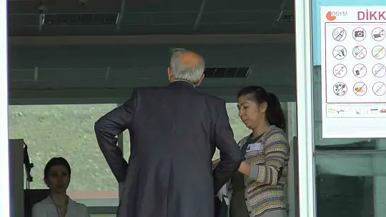 Geçim derdi okulun önüne geçmişti: 50 yıl sonraya liseye döndü!