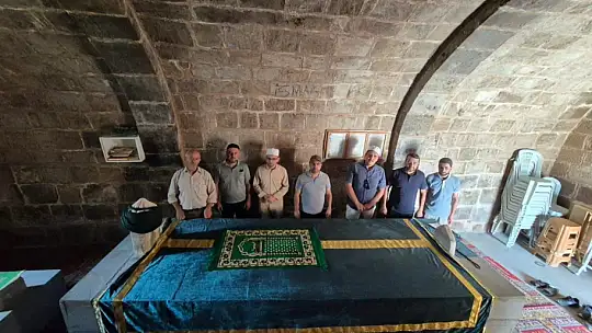 Terkedilmiş köyde sırlı dua: Gözyaşlarıyla çağrı