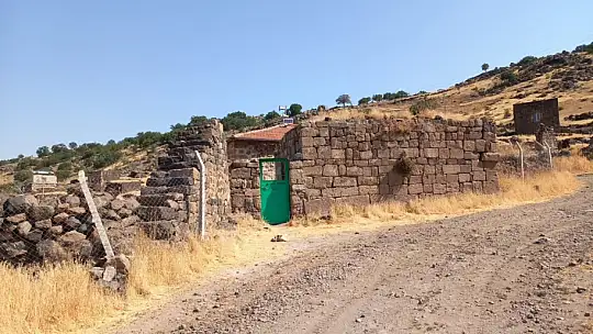 Terkedilmiş köyde sırlı dua: Gözyaşlarıyla çağrı