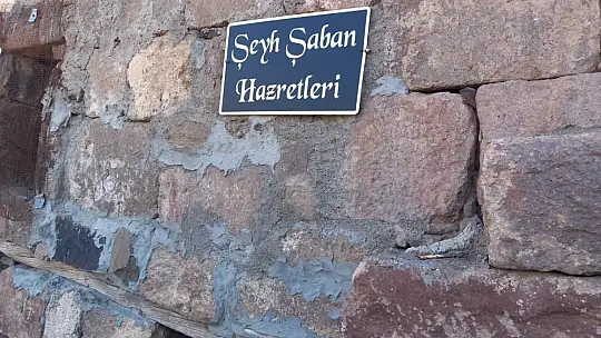 Terkedilmiş köyde sırlı dua: Gözyaşlarıyla çağrı