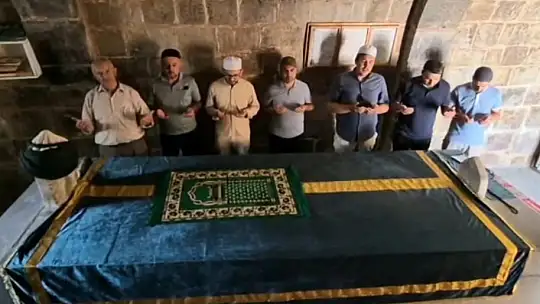 Terkedilmiş köyde sırlı dua: Gözyaşlarıyla çağrı