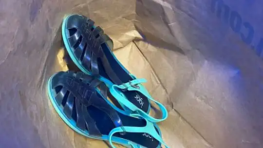 Depremzedelere gönderilen eşyalar pes dedirtti