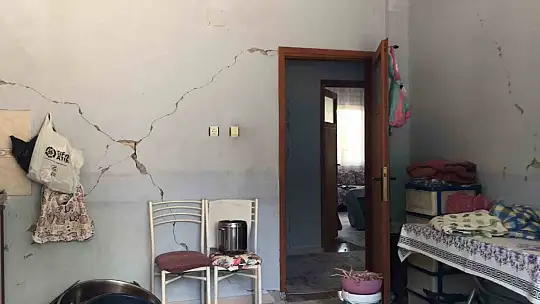 5.5'lik deprem bu köye büyük hasar verdi