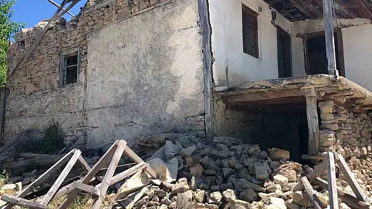 5.5'lik deprem bu köye büyük hasar verdi
