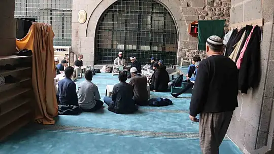 İtikafa 774 yıllık medresede girdiler