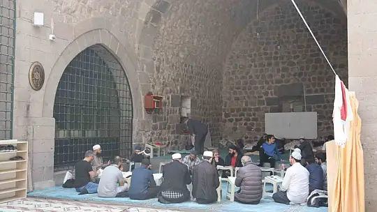 İtikafa 774 yıllık medresede girdiler