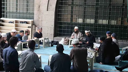 İtikafa 774 yıllık medresede girdiler