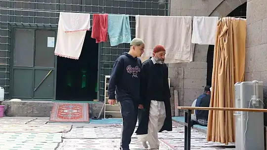 İtikafa 774 yıllık medresede girdiler