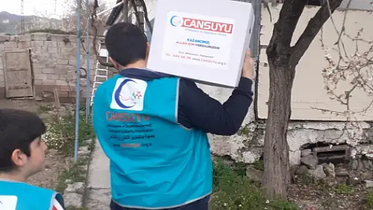 Cansuyu gıda yardım paketi dağıtılıyor