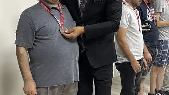 10 sporcu altın madalya kazandı