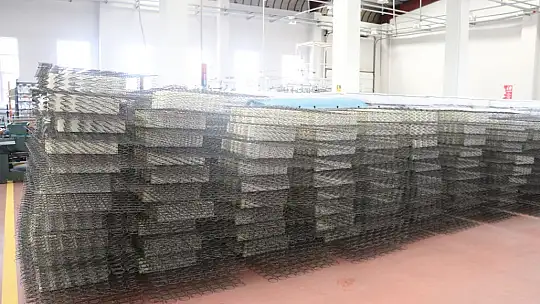 Meslek liseli öğrenciler deprem bölgesine yatak üretiyor