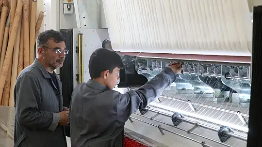 Meslek liseli öğrenciler deprem bölgesine yatak üretiyor