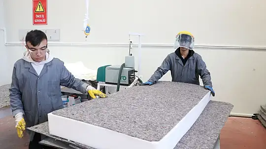 Meslek liseli öğrenciler deprem bölgesine yatak üretiyor