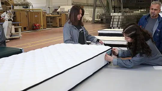 Meslek liseli öğrenciler deprem bölgesine yatak üretiyor