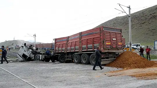 Kayseri'de tır sürücüsüne lokomotif çarptı