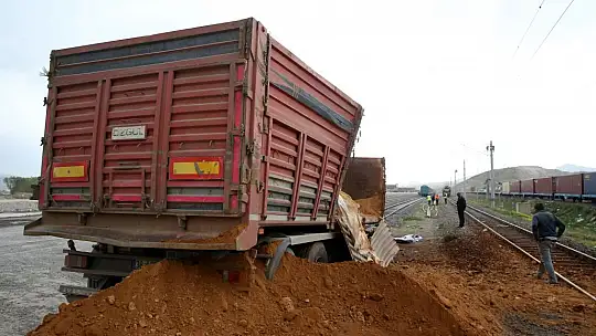Kayseri'de tır sürücüsüne lokomotif çarptı