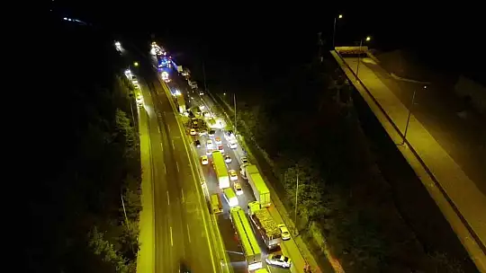 13 aracın karıştığı Adana'daki kazada kapanan otoyol ulaşıma açıldı