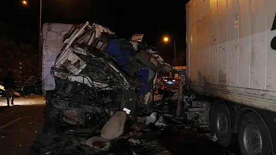 13 aracın karıştığı Adana'daki kazada kapanan otoyol ulaşıma açıldı