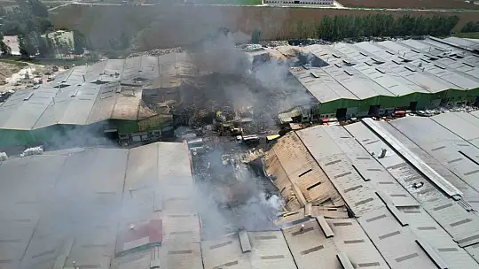 Adana'da 18 iş yerine sıçrayan yangının tahribatı dron ile görüntülendi