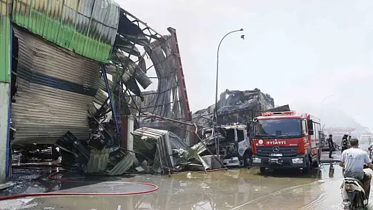 Adana'da 18 iş yerine sıçrayan yangının tahribatı dron ile görüntülendi