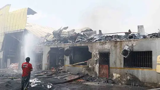 Adana'da 18 iş yerine sıçrayan yangının tahribatı dron ile görüntülendi