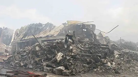 Adana'da 18 iş yerine sıçrayan yangının tahribatı dron ile görüntülendi