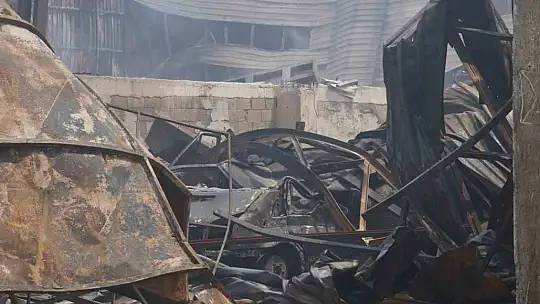 Adana'da 18 iş yerine sıçrayan yangının tahribatı dron ile görüntülendi