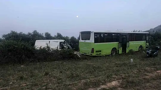 Adana'da belediye otobüs ile panelvan araç çarpıştı: 2 ölü, 10 yaralı