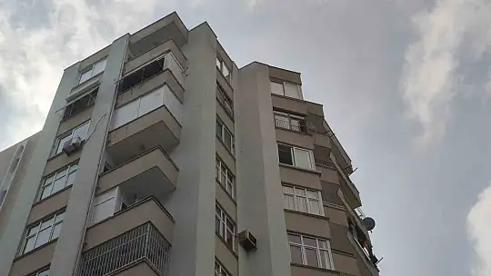 Adana'da bir şahıs eşi ve çocuğunu öldürüp, kendisini bıçakla yaraladı