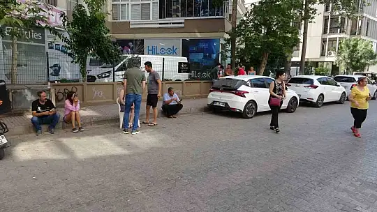 Adana'da deprem: Kimi valizini, kimi bebeğini alıp sokağa koştu