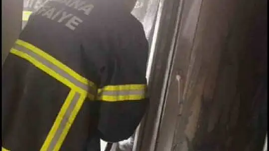 Adana'da ev yangını: 3 kişi dumandan etkilendi