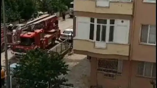 Adana'da ev yangını: 3 kişi dumandan etkilendi