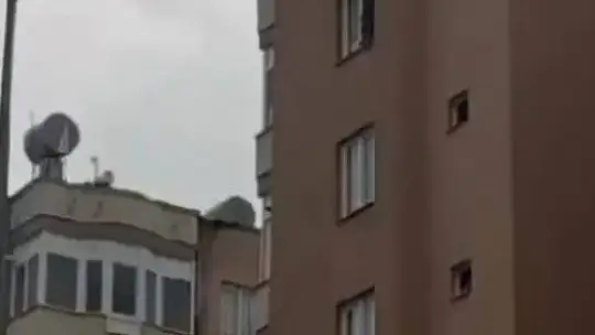 Adana'da ev yangını: 3 kişi dumandan etkilendi